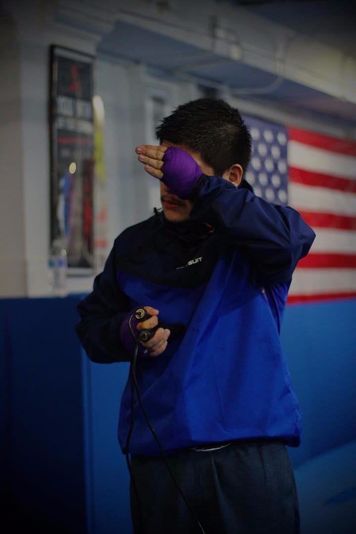 Un boxeador de Ironhand recuperando el aliento durante el entrenamiento