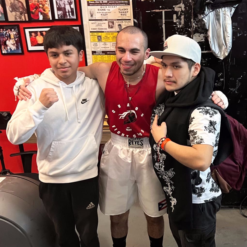 Un boxeador de Ironhand con sus compañeros de equipo después de una pelea