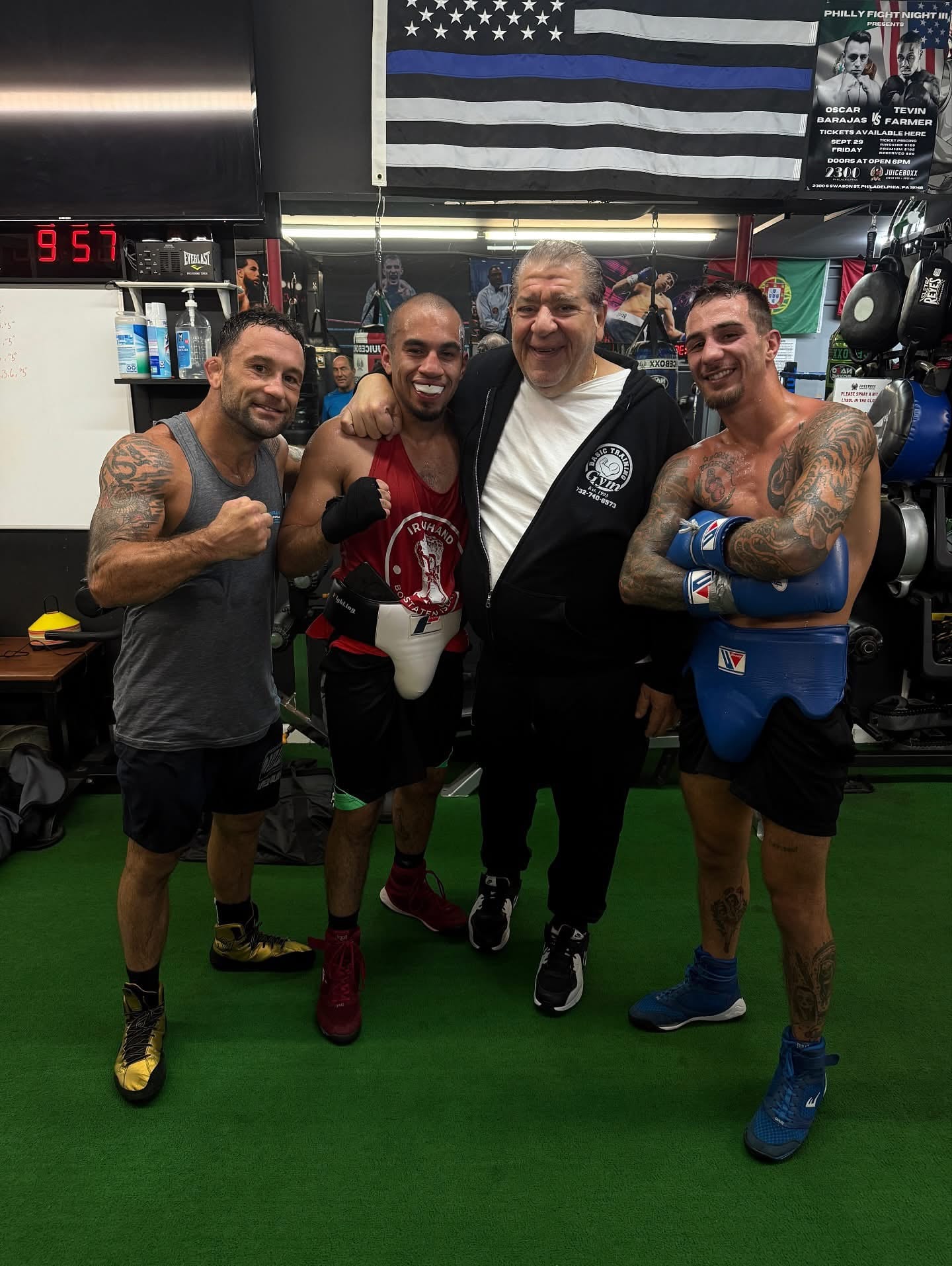 Mark Molina, entrenador de Ironhand, junto al comediante Joey Diaz y a Frankie Edgar, miembro del Salón de la Fama de UFC