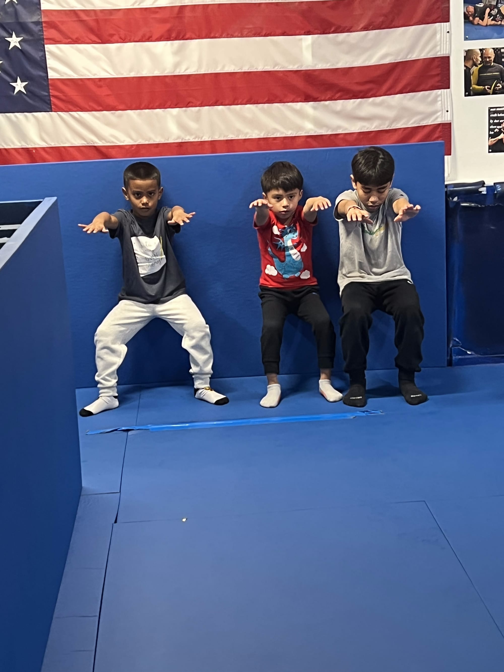 Tres jóvenes miembros de Ironhand manteniendo su guardia durante la clase de Niños y Adolescentes
