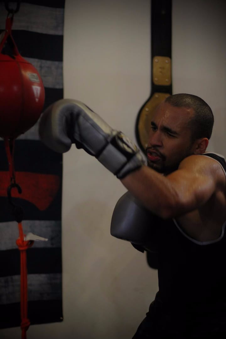 Trabajo de pera veloz en el piso del gimnasio de Ironhand Boxing
