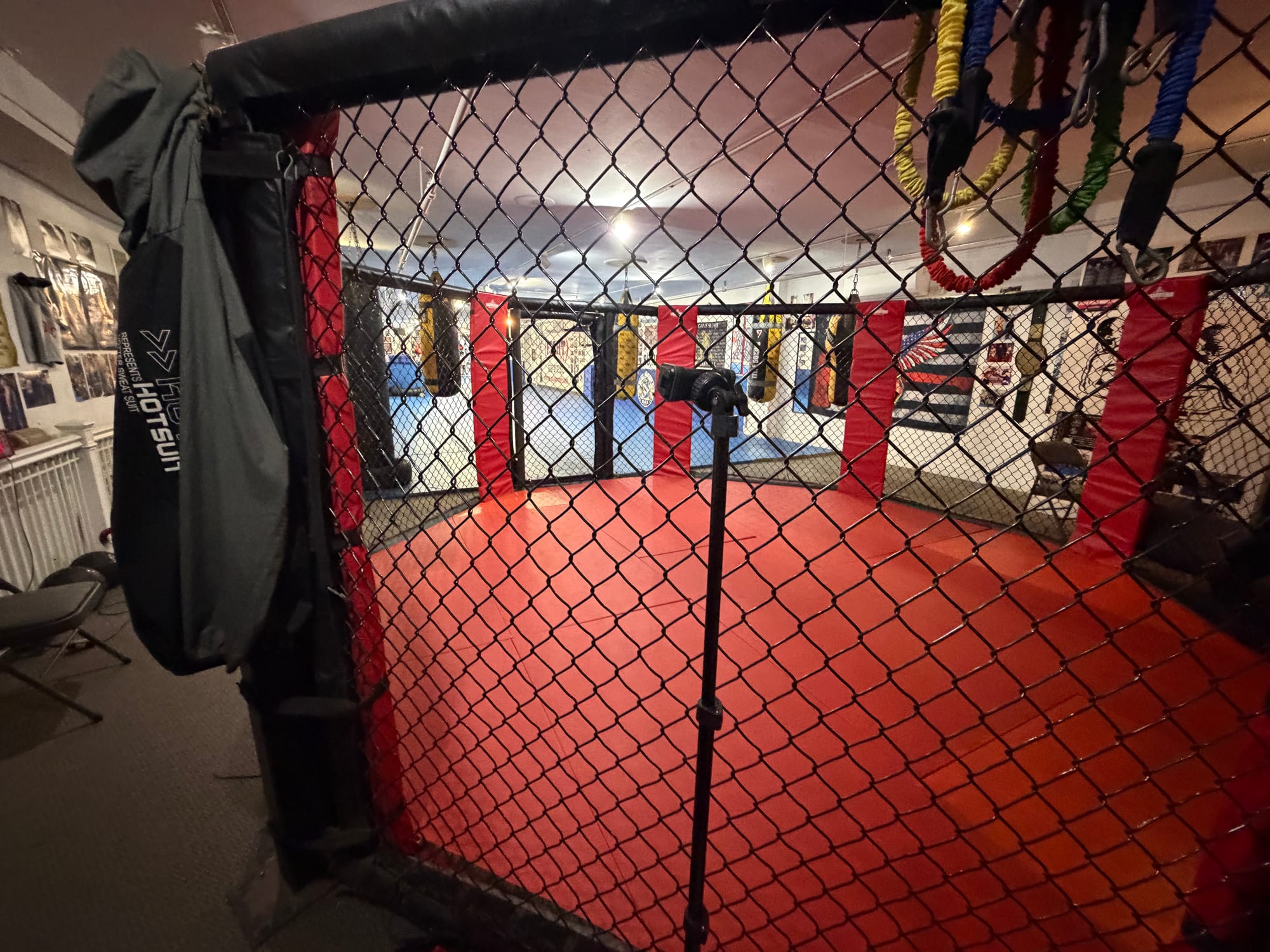 La jaula de entrenamiento de Ironhand Boxing en Staten Island
